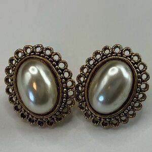 1928 CLASSIC FAUX PEARL FILIGREE OVAL GOLD TONE PIERCED EARRINGS